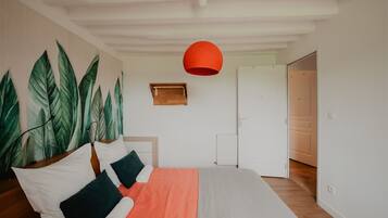 Iron/ironing board, bed sheets