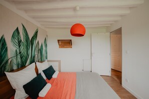 Tabla de planchar con plancha y ropa de cama