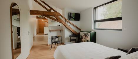 3 bedrooms, iron/ironing board, bed sheets