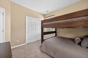 Room - New, spacious condo in Fraser, private deck and more! (Fraser)