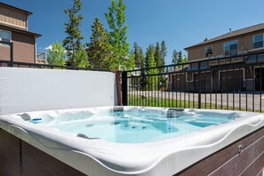 Outdoor spa tub - New, spacious condo in Fraser, private deck and more! (Fraser)