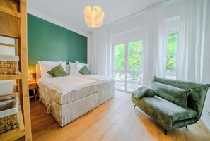 3 Schlafzimmer, Schreibtisch, Bügeleisen/Bügelbrett, Reisekinderbett