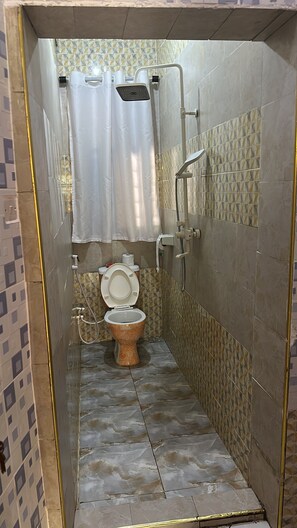 シャワー、タオル、石鹸、トイレットペーパー