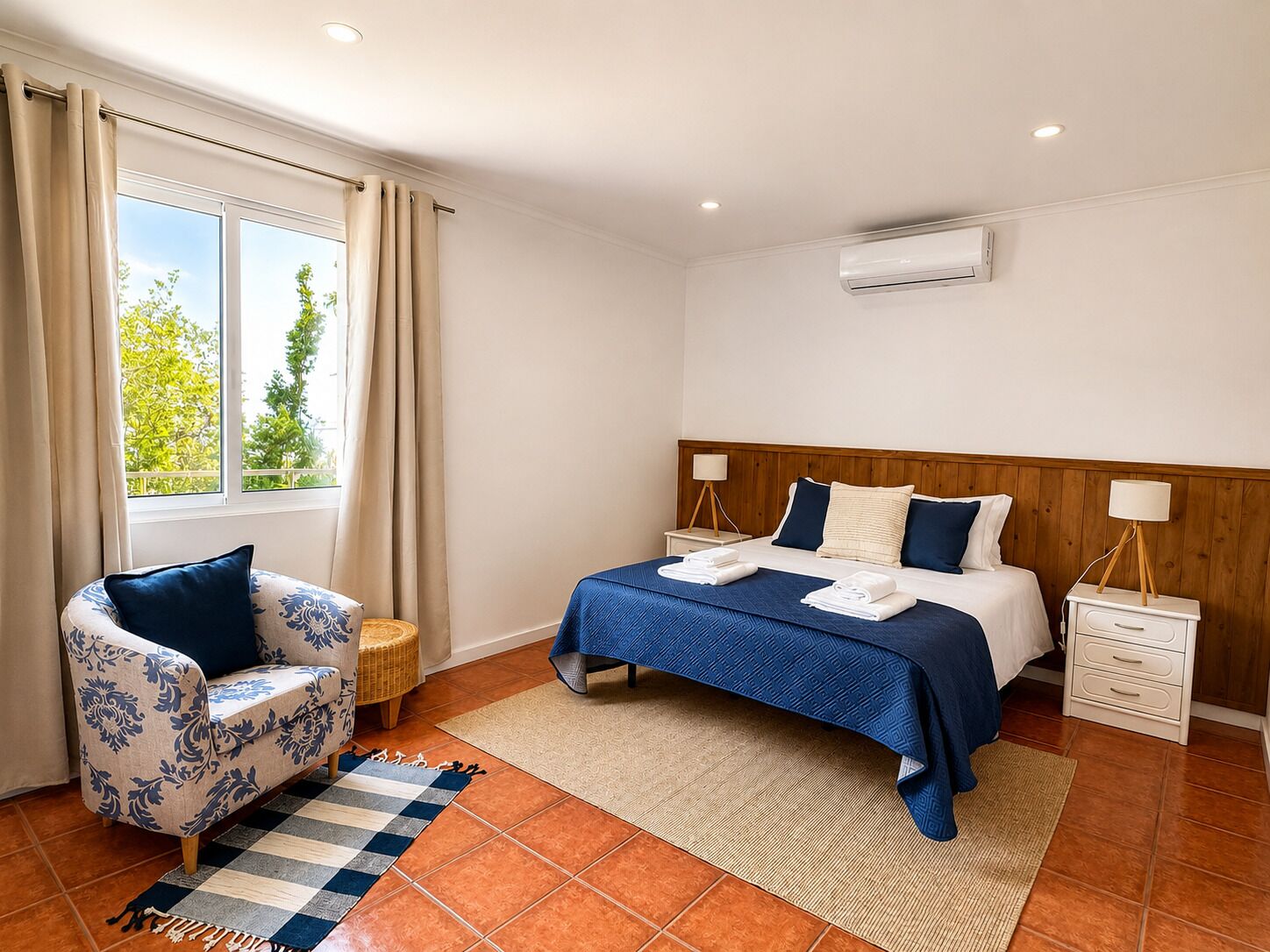 4 bedrooms, iron/ironing board, WiFi (free), bed sheets