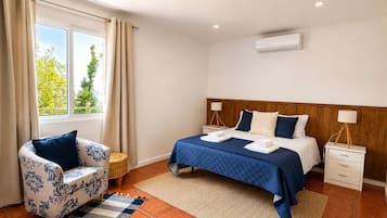 4 bedrooms, iron/ironing board, WiFi (free), bed sheets
