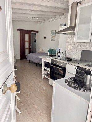 Fridge, oven, stovetop, coffee/tea maker