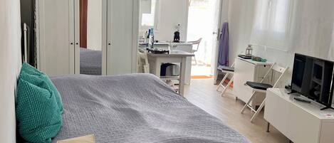 Tabla de planchar con plancha, wifi gratis y ropa de cama