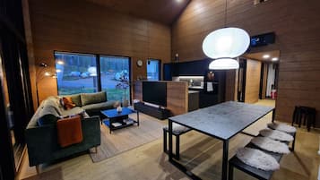 Huvila, 4 makuuhuonetta, sauna | Oleskelualue | 55–tuumainen äly-TV, jossa kaapelikanavat