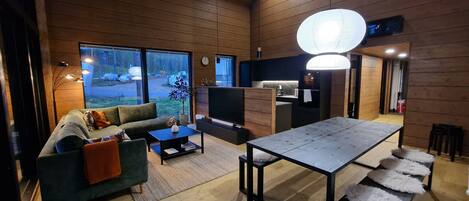Villa, 4 slaapkamers, sauna | Woonruimte | Een 55-inch smart-tv met kabelzenders