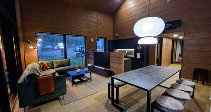 Stylish 4BR Villa for 10 - Private Jacuzzi & Sauna
