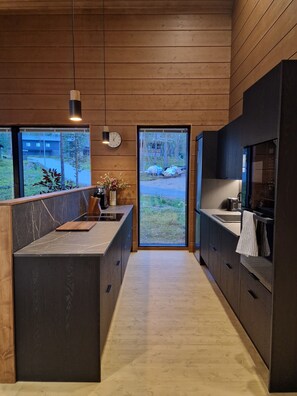 Villa - 4 sovrum - bastu | Eget kök | Stort kylskåp, mikrovågsugn, spishäll och diskmaskin