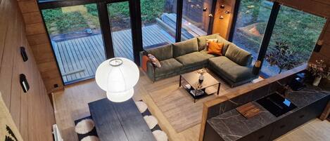 Villa, 4 chambres, sauna | Coin séjour | TV connectée de 55 pouces avec chaînes par câble