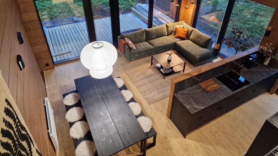 Stylish 4BR Villa for 10 - Private Jacuzzi & Sauna