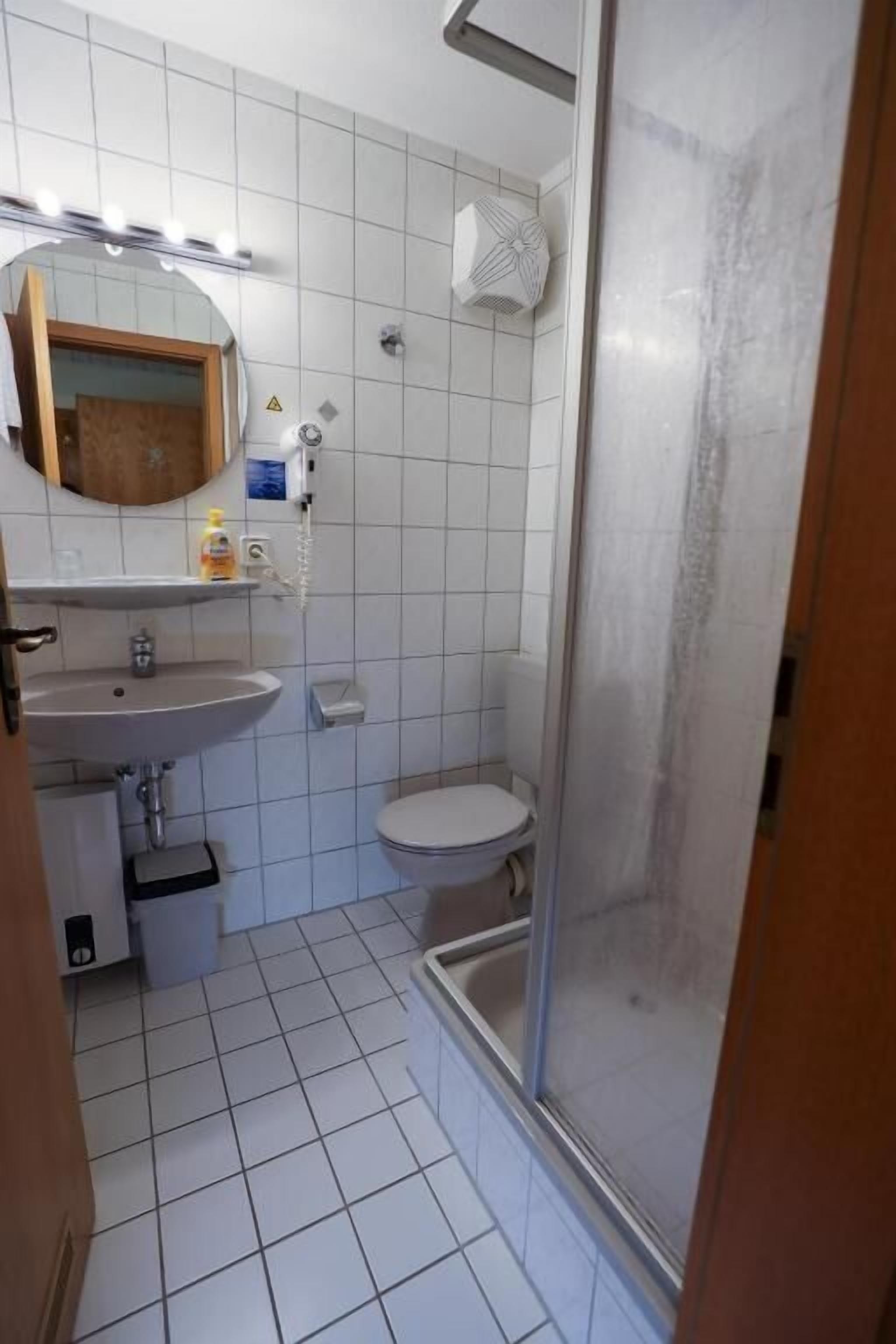 Dusche, Haartrockner, Handtücher, Toilettenpapier