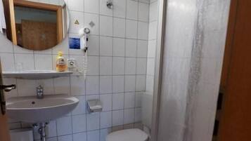 Dusche, Haartrockner, Handtücher, Toilettenpapier