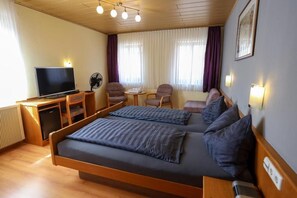 Habitación doble Confort, vista al patio | Escritorio y wifi gratis 