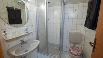 Douche, sèche-cheveux, serviettes fournies, papier toilette