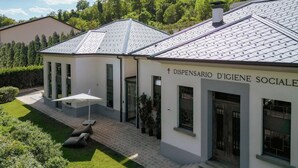 Un edifici modern amb un rètol que diu 'Dispensario D'igiene Sociale'.