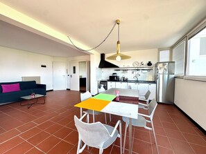Um apartamento moderno com cozinha, sala de jantar e área de estar.