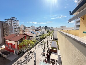 Ein Wohngebiet mit modernen Gebäuden, Solaranlagen und blauem Himmel.