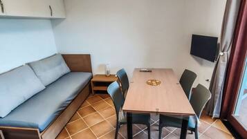 Appartamento, balcone, vista città | Interni