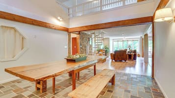 House (6 Bedrooms) | Interior