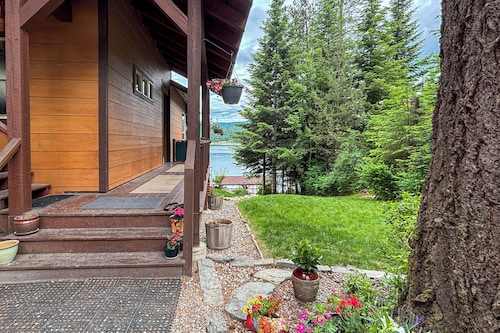 Waterfront Gem on the River! Hot Tub & Boat Dock!