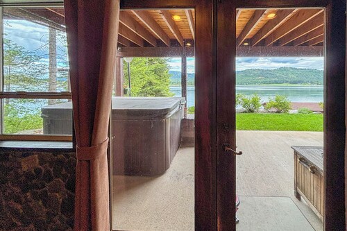 Waterfront Gem on the River! Hot Tub & Boat Dock!