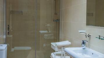 Kamer, 1 twee- of 2 eenpersoonsbedden | Badkamer | Een douche, handdoeken, zeep, shampoo