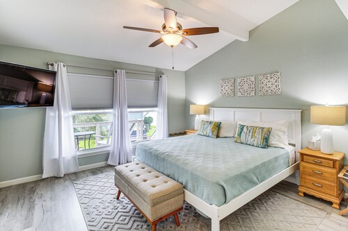 3BR Condo on the Bay w/ Pool and Perks
