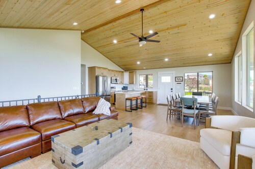 2 Mi to Bear Lake! Group Getaway w/ Mountain Views