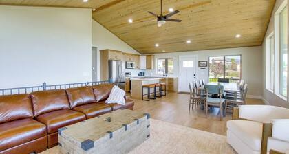 2 Mi to Bear Lake! Group Getaway w/ Mountain Views