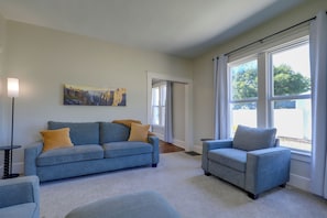 House (3 Bedrooms) | Interior - Charming Home 1/2 Mi Walk to Downtown Lee's Summit (Lee's Summit)