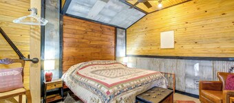 Creek Access & On-site Trails: Serene Ozark Cabin