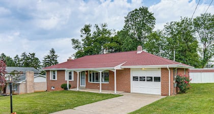 5 Mi to Dtwn Harrisburg! Retreat w/ Spacious Yard