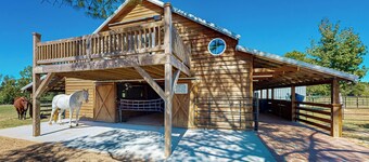 Windmill Trails Dairy Cottage + Barn Loft