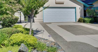 5 Mi to Sundial Bridge & River! Pet-friendly Haven