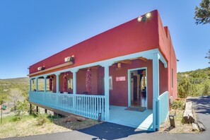 Front of property - Panoramic Mtn Views! Couple's Casita in Santa Fe (Santa Fe)
