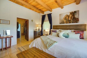 Interior - Panoramic Mtn Views! Couple's Casita in Santa Fe (Santa Fe)