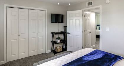 Walk to Stadium and Campus! Cozy Townhome w/ Pool