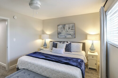 Walk to Stadium and Campus! Cozy Townhome w/ Pool
