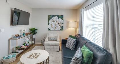Walk to Stadium and Campus! Cozy Townhome w/ Pool