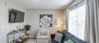 Walk to Stadium and Campus! Cozy Townhome w/ Pool