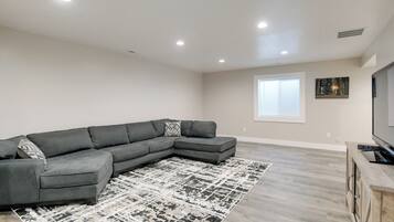 House (6 Bedrooms) | Interior