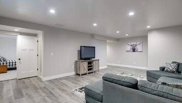 House (6 Bedrooms) | Interior