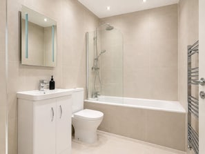 A modern bathroom with a shower, toilet, and sink. - Lux House 2BR - Sleeps 6 - Free Parking - Huddersfield (Huddersfield)