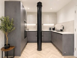 House | 2 bedrooms, Internet - Sleeps 6 - 2BR Stay - Free Parking - Manchester (Manchester)