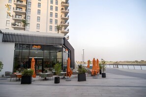 Huis, patio, uitzicht op binnenplaats | Uitzicht op het meer