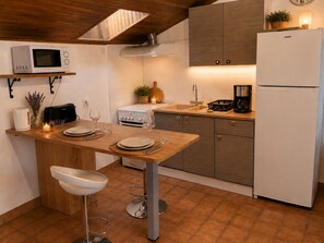 Private kitchen - A small house in the Lot countryside, located between Sarlat and Rocamadour. (Payrignac)