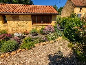 Property grounds - A small house in the Lot countryside, located between Sarlat and Rocamadour. (Payrignac)